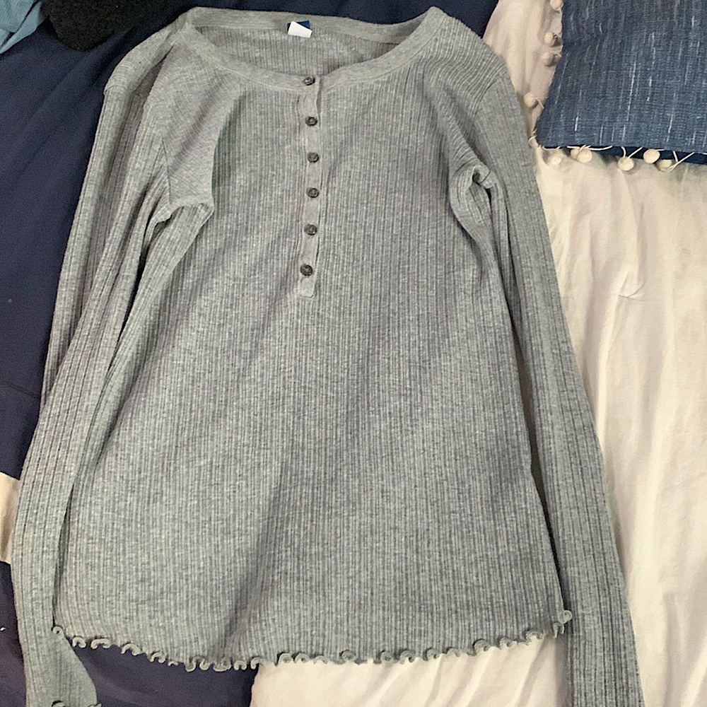 grey long sleeve shirt